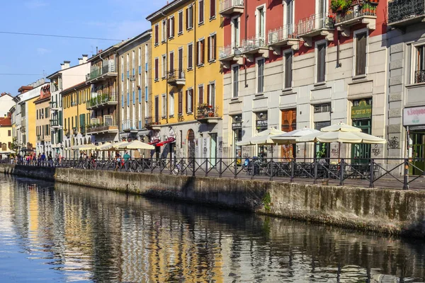 Milan Italy August 2015 Tourists Naviglio Grande Canal Waterway Milan — Stock Photo, Image