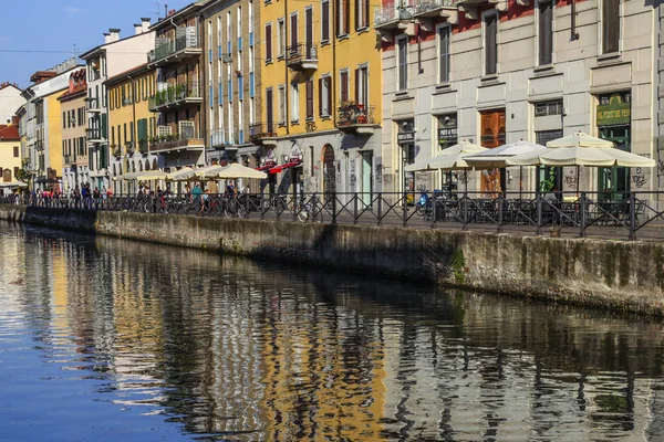 Mediolan Włochy Sierpnia 2015 Turyści Kanale Żeglugi Kanału Naviglio Grande — Zdjęcie stockowe