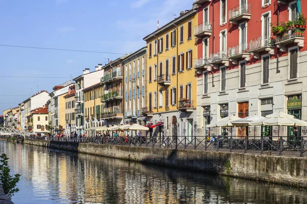 Milan Olaszország Augusztus 2015 Turisták Naviglio Grande Csatorna Vízi Milánó — Stock Fotó