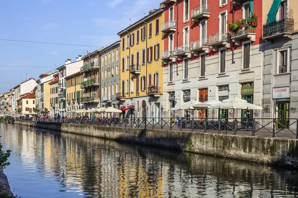 Milan Italy August 2015 Tourists Naviglio Grande Canal Waterway Milan — Stock Photo, Image