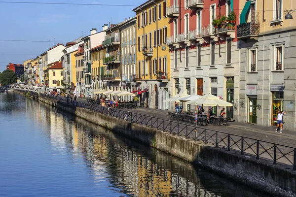 Milan Olaszország Augusztus 2015 Turisták Naviglio Grande Csatorna Vízi Milánó — Stock Fotó