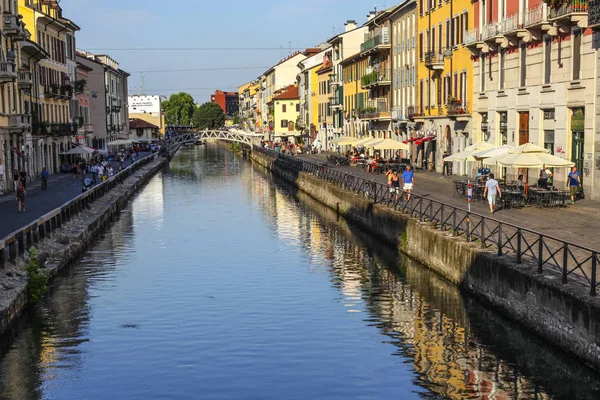 Milan Olaszország Augusztus 2015 Turisták Naviglio Grande Csatorna Vízi Milánó — Stock Fotó