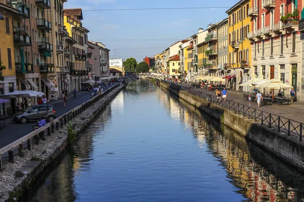 Milan Olaszország Augusztus 2015 Turisták Naviglio Grande Csatorna Vízi Milánó — Stock Fotó