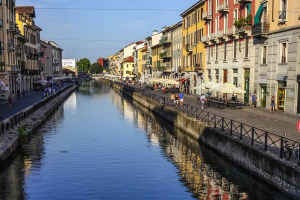 Milan Italië Augustus 2015 Toeristen Waterweg Kanaal Naviglio Grande Milaan — Stockfoto