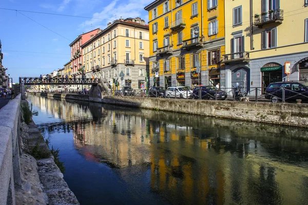 Milan Olaszország Augusztus 2015 Turisták Naviglio Grande Csatorna Vízi Milánó — Stock Fotó