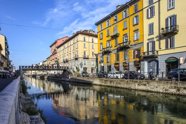 Μιλάνο Ιταλία Αυγούστου 2015 Τουρίστες Στη Πλωτή Οδό Naviglio Grande — Φωτογραφία Αρχείου