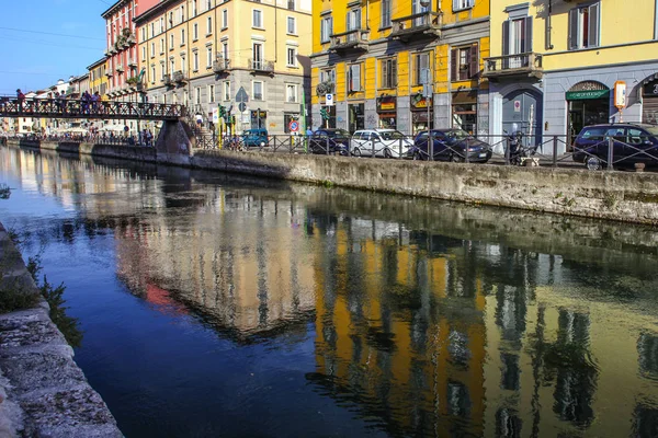 Mediolan Włochy Sierpnia 2015 Turyści Kanale Żeglugi Kanału Naviglio Grande — Zdjęcie stockowe