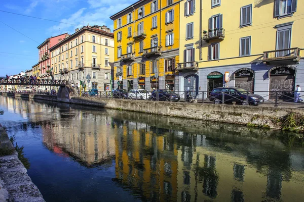 Milán Italia Agosto 2015 Turistas Canal Naviglio Grande Milán Italia —  Fotos de Stock