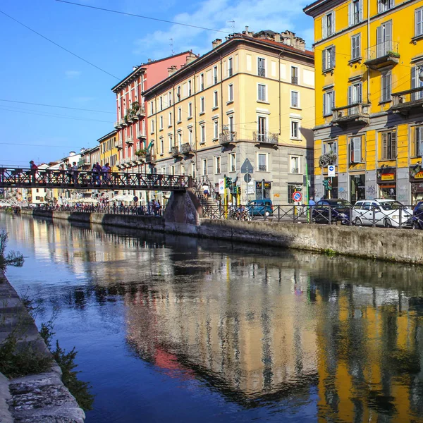 Mediolan Włochy Sierpnia 2015 Turyści Kanale Żeglugi Kanału Naviglio Grande — Zdjęcie stockowe