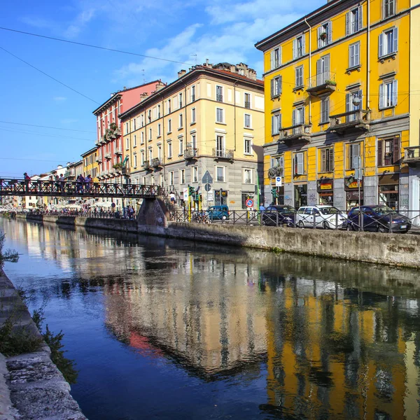 Milán Italia Agosto 2015 Turistas Canal Naviglio Grande Milán Italia —  Fotos de Stock