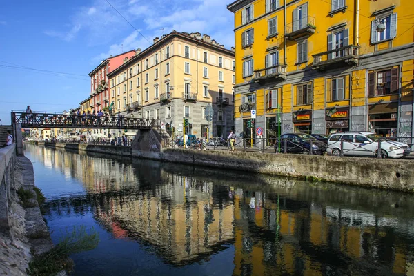 Mediolan Włochy Sierpnia 2015 Turyści Kanale Żeglugi Kanału Naviglio Grande — Zdjęcie stockowe