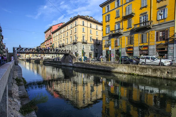 Mediolan Włochy Sierpnia 2015 Turyści Kanale Żeglugi Kanału Naviglio Grande — Zdjęcie stockowe
