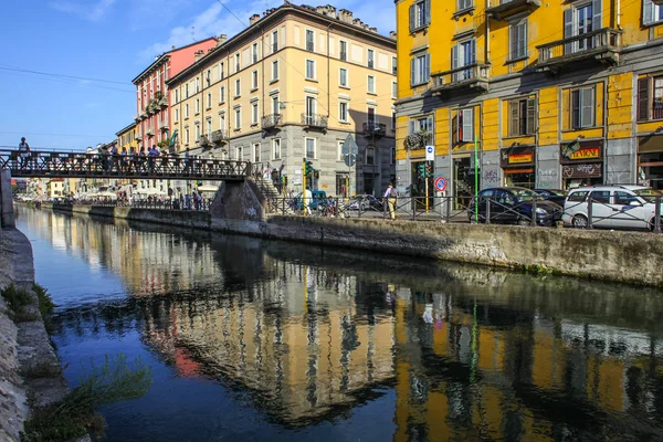 Mediolan Włochy Sierpnia 2015 Turyści Kanale Żeglugi Kanału Naviglio Grande — Zdjęcie stockowe