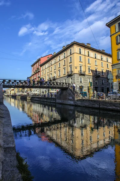 Milão Itália Agosto 2015 Turistas Navegável Canal Naviglio Grande Milão — Fotografia de Stock