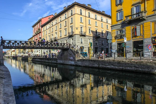 Milan Italy August 2015 Tourists Naviglio Grande Canal Waterway Milan — Stock Photo, Image