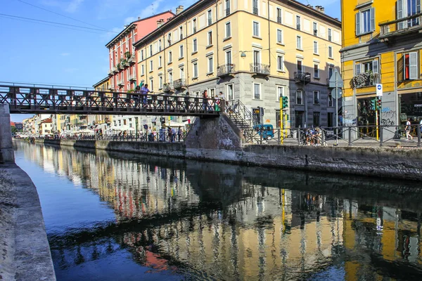ミラノ イタリア 2015 イタリアミラノのナヴィーリオグランデ運河水路での観光客 — ストック写真