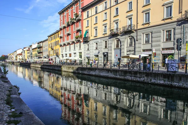 Milan Olaszország Augusztus 2015 Turisták Naviglio Grande Csatorna Vízi Milánó — Stock Fotó