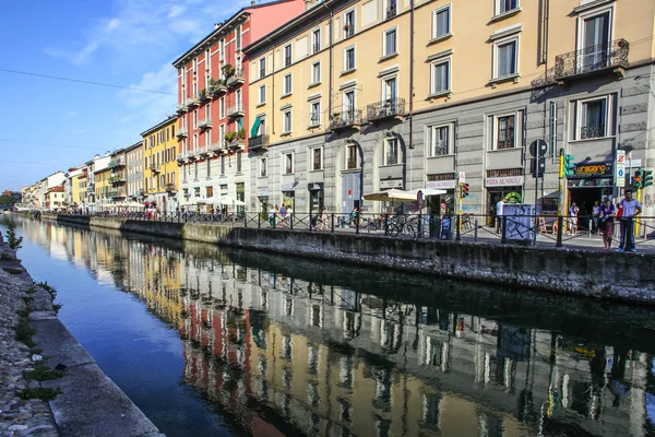 Milan Olaszország Augusztus 2015 Turisták Naviglio Grande Csatorna Vízi Milánó — Stock Fotó