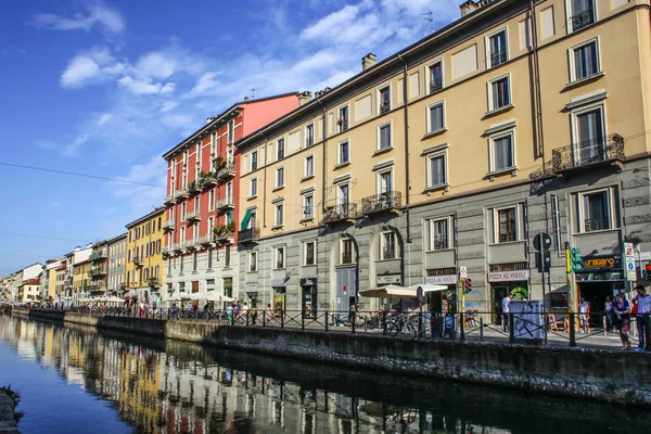 ミラノ イタリア 2015 イタリアミラノのナヴィーリオグランデ運河水路での観光客 — ストック写真