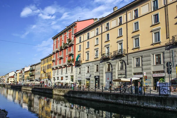 Milan Olaszország Augusztus 2015 Turisták Naviglio Grande Csatorna Vízi Milánó — Stock Fotó