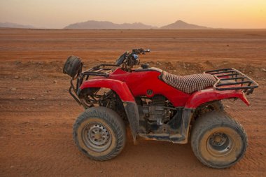 Şarm El 'in kuzeyinde Mısır çölünde gezi için arabalar