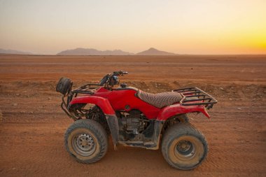 Şarm El 'in kuzeyinde Mısır çölünde gezi için arabalar