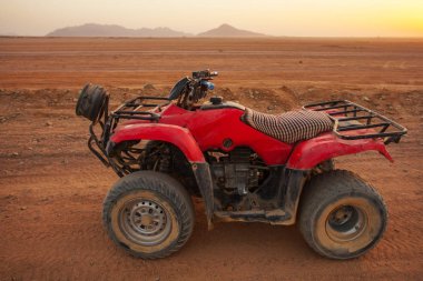 Şarm El 'in kuzeyinde Mısır çölünde gezi için arabalar