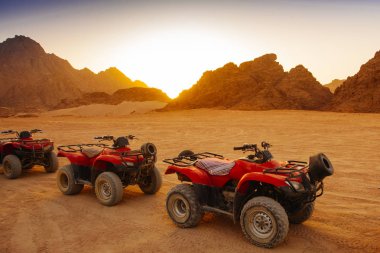 Şarm El 'in kuzeyinde Mısır çölünde gezi için arabalar