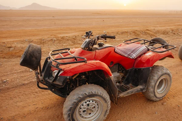 Samochody na wycieczkę w egipskiej pustyni na północ od Szarm El — Zdjęcie stockowe