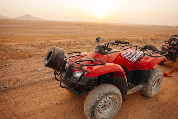 Samochody na wycieczkę w egipskiej pustyni na północ od Szarm El — Zdjęcie stockowe