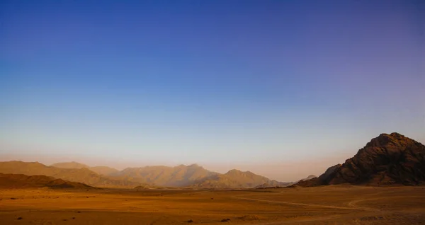 Güneş doğuşunda Şarm El Şeyh etrafında Mısır çöl — Stok fotoğraf