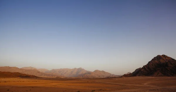 일출 시간에 샤 름 엘 셰이크 주변의 이집트 사막 — 스톡 사진
