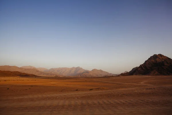 Egypte désert autour de Charm el Cheikh à l'heure du lever du soleil — Photo