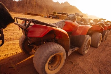 Şarm El 'in kuzeyinde Mısır çölünde gezi için arabalar