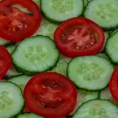 Dilimlenmiş salatalık ve domates arka plan