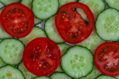 Dilimlenmiş salatalık ve domates arka plan