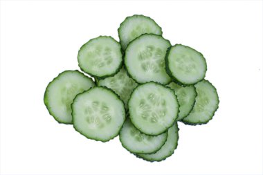 Taze yeşil salatalık dilimleri üzerinde beyaz izole