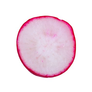 Beyaz arka planda izole edilen taze kırmızı turp dilimlenmiş