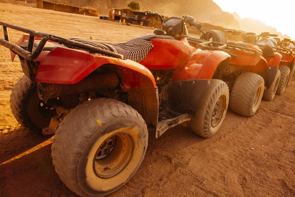 샤 름 엘의 북쪽에 있는 이집트 사막에서 소풍을 위한 자동차 — 스톡 사진