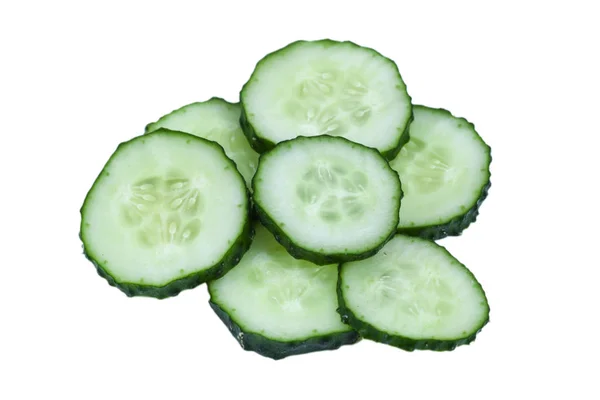 Verse groene plakjes komkommer op wit wordt geïsoleerd — Stockfoto