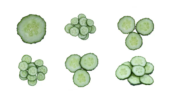 Скибочки огірків для приготування їжі, ізольовані на білому тлі — стокове фото