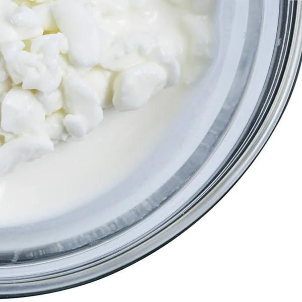 玻璃盘子里的新鲜白色小屋奶酪 — 图库照片