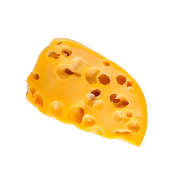 Een stukje gele Goudse kaas geïsoleerd op witte achtergrond — Stockfoto