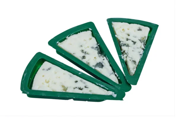 Coin de fromage bleu à pâte molle en boîte verte avec moule isolé sur wh — Photo