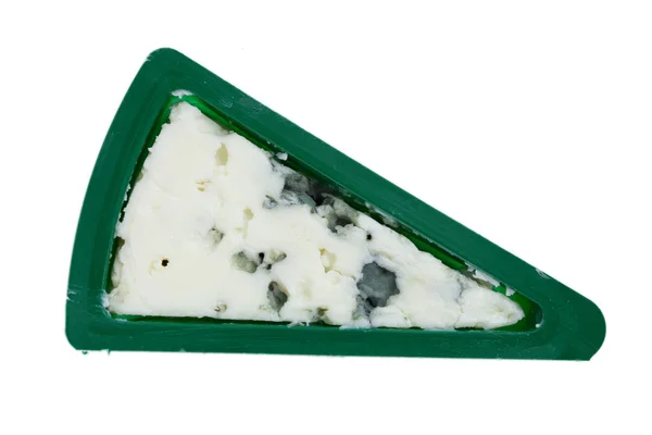 Wig van zachte blauwe kaas in groene doos met schimmel geïsoleerd op WH — Stockfoto