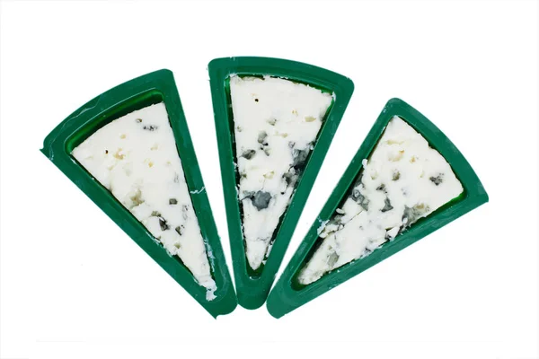 Wig van zachte blauwe kaas in groene doos met schimmel geïsoleerd op WH — Stockfoto
