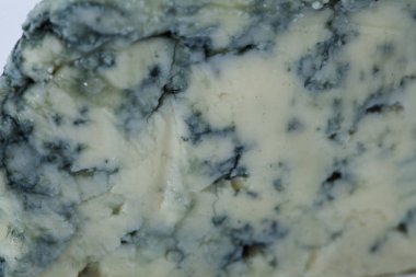 Mavi peynir beyaz adam izole kalıp ile dilim