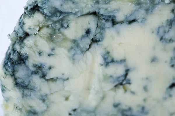 Klin miękkiego, niebieskiego sera z pleśnią na białym grzbiecie — Zdjęcie stockowe