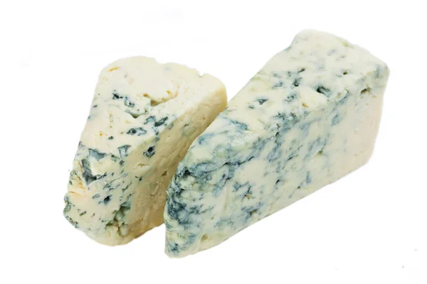 Wig van zachte blauwe kaas met schimmel geïsoleerd op witte achtergrond — Stockfoto
