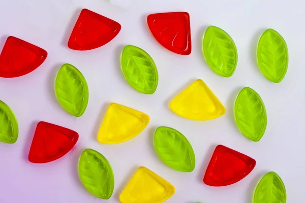 Surtido Caramelos Jalea Frutas Colores Sobre Fondo Lila — Foto de Stock